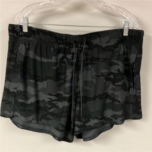 3/$15 ❤️ 2/6  athletic works black camo shorts with pockets xxl